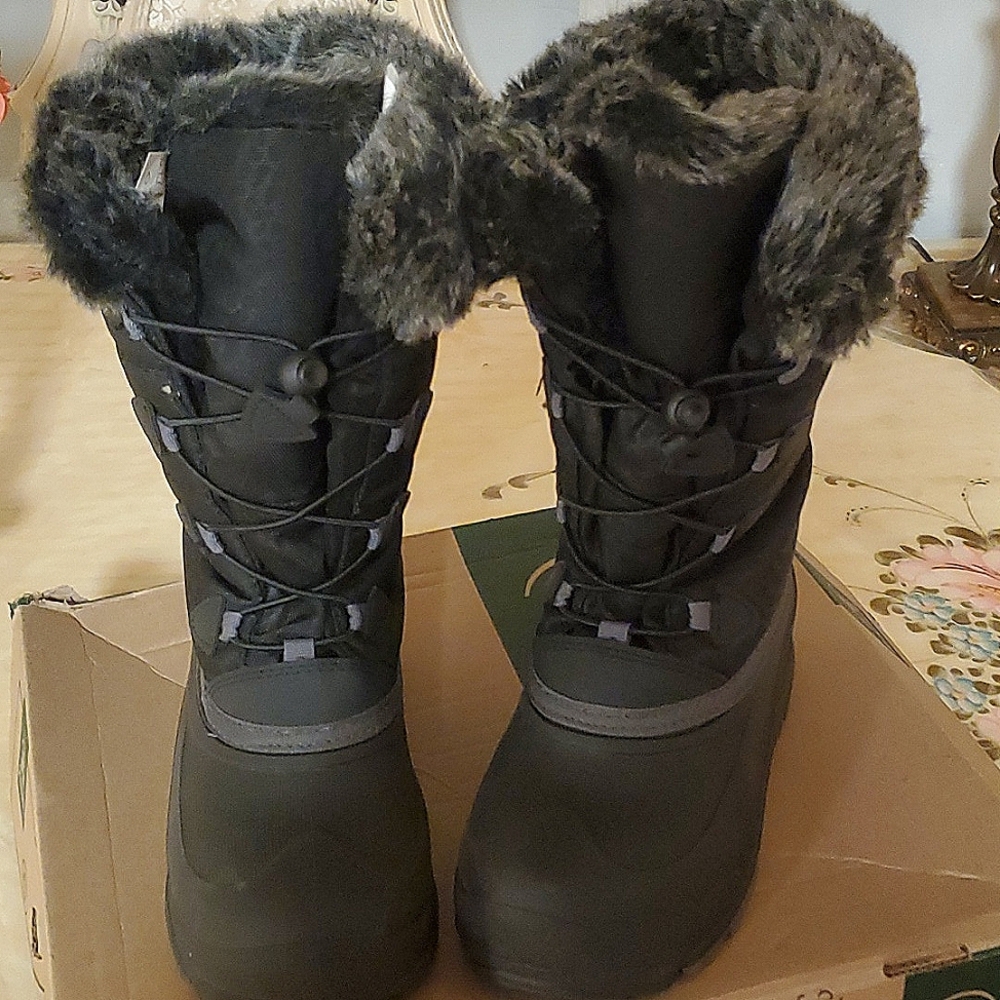 Kamik kids boots. Black and gray size 4